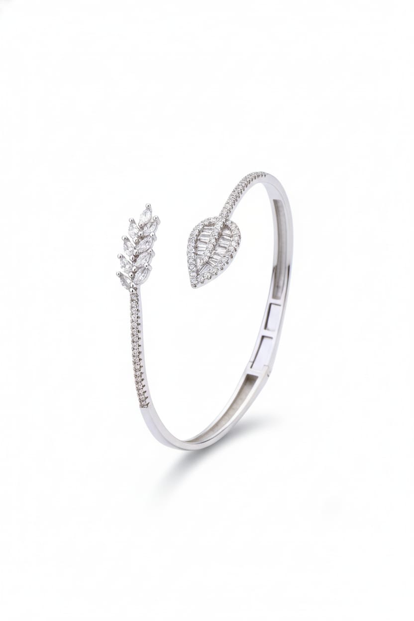Delicate Leaf & Vine Open Bracelet– Lightweight Nature-Inspired Everyday Luxury