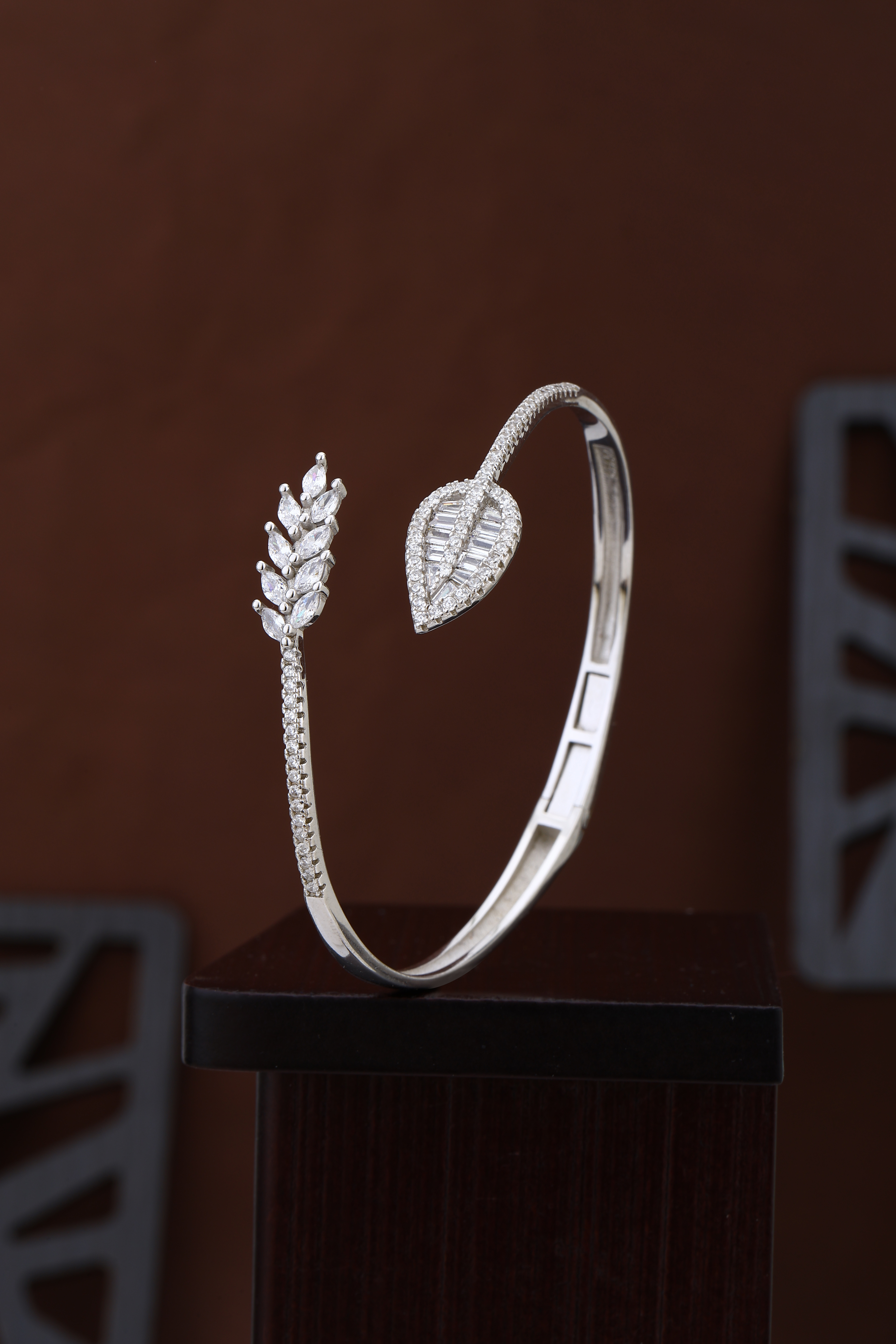 Delicate Leaf & Vine Open Bracelet– Lightweight Nature-Inspired Everyday Luxury